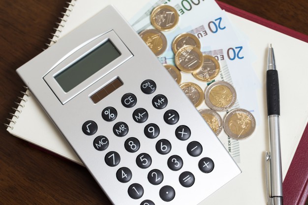 money-notepad-calculator-table_144627-47422